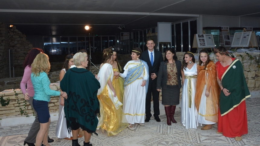 Кметицата на Ивайловград се е снимала върху мозайките на вила Армира още преди три години