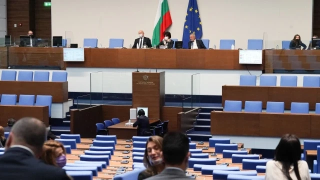 Заседанието на парламента пропадна заради липса на кворум