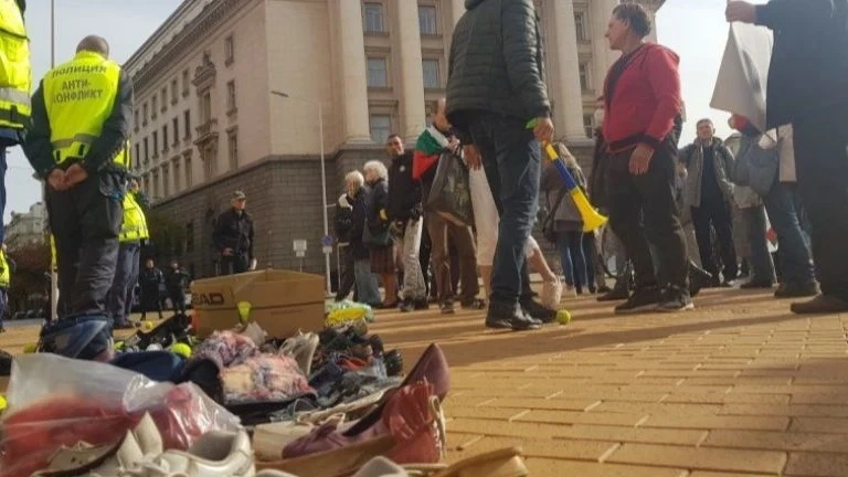 Нов протест пред МС спретна Отровното трио