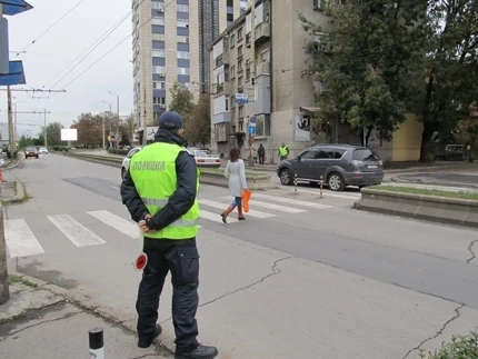 Акция Зима продължава, погват и пешеходците за неправилно пресичане