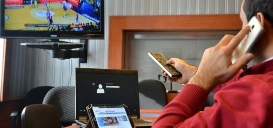 Заради пандемията прекарваме повече време на телефони и компютри