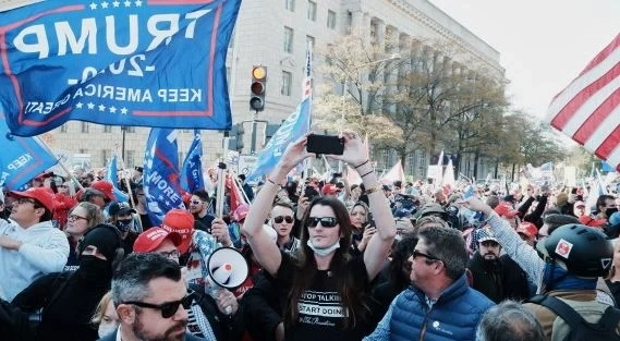 Сблъсъци между привърженици на Тръмп и контрапротестиращи във във Вашингтон