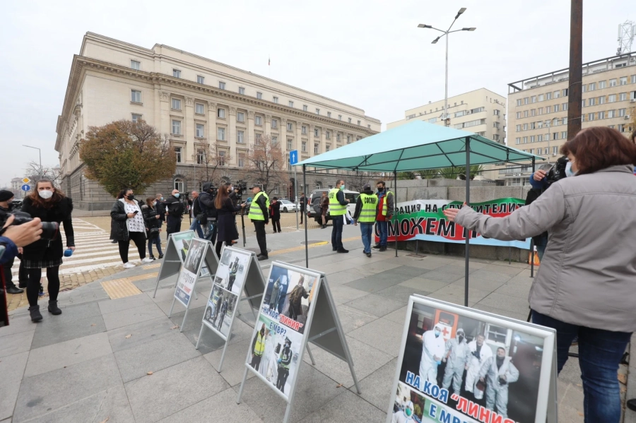 Полицаите разпънаха шатра пред НС