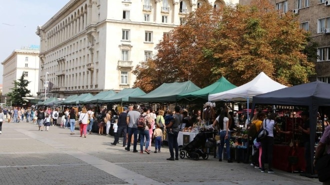 Коледни базари в София остават без храна на открито
