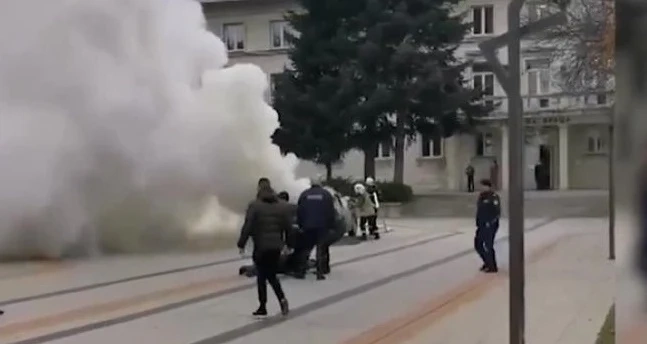 Остава в ареста мъжът, запалил колата си пред сградата на Община Враца