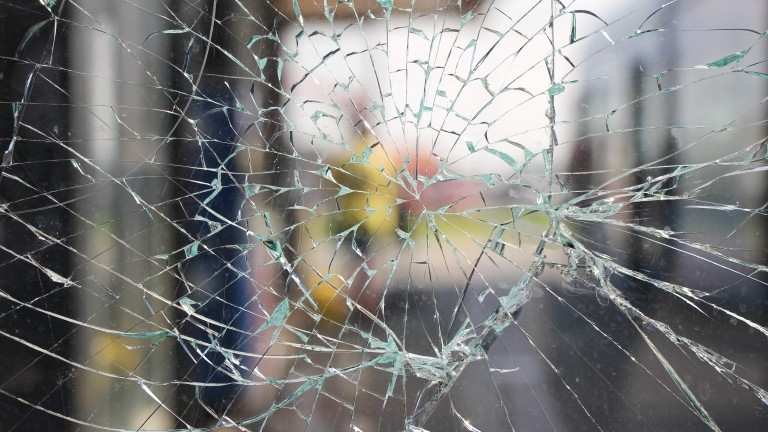 Изпочупиха прозорците на офис на ГЕРБ в София по време на протеста