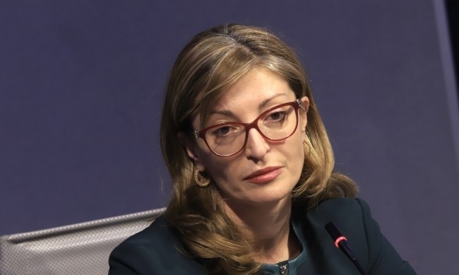 Захариева: Горенето на българското знаме в Северна Македония е безобразие