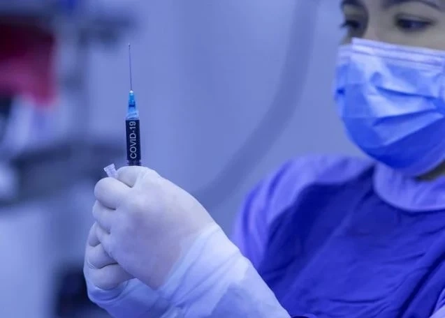 Оксфордската ваксина срещу COVID-19 показа 70% ефективност