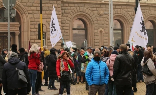 Протестиращи се опитаха да влязат в сградата на Министерския съвет