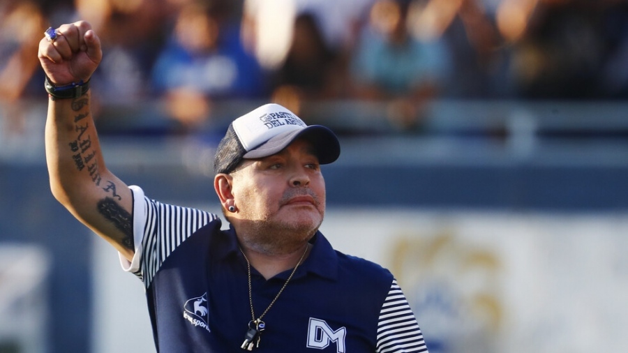 Феновете скърбят за Диего Марадона