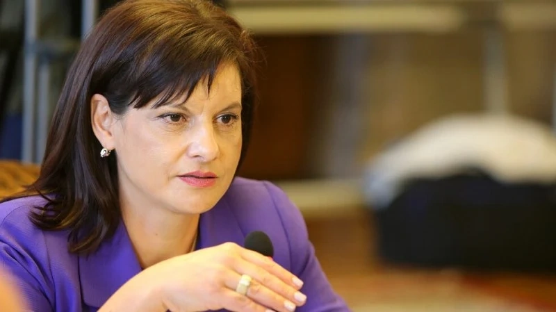 Даниела Дариткова за здравната и политическата криза: Справяме се
