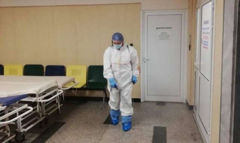 Разобличиха Корнелия Нинова като нагласена санитарка