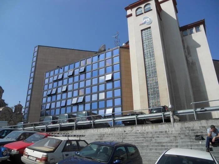 Мощен взрив пред сградата на телевизията в Белград