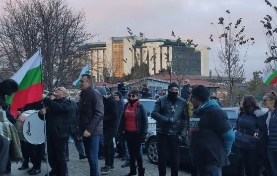 150 дни антиправителствени протести. Изгнила тиква полетя към Министерския съвет