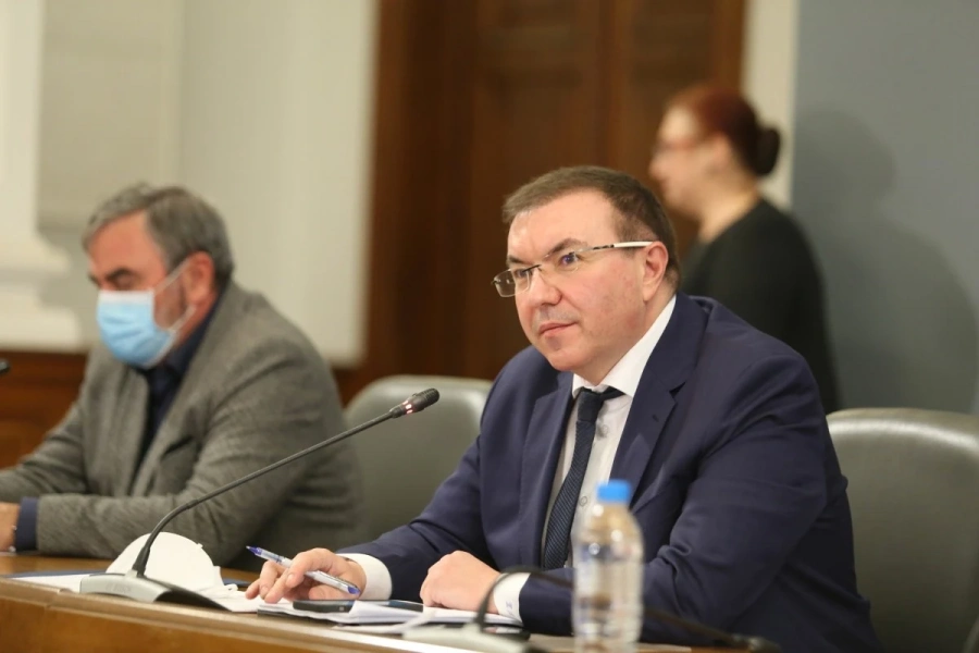 Здравният министър : Рано е да говорим за отваряне на всичко