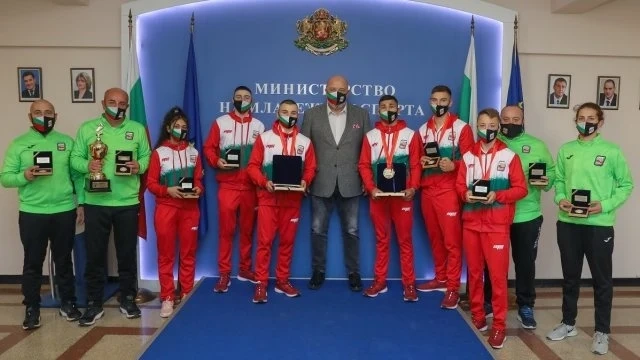Министър Кралев отличи медалистите от Европейското първенство по бокс за юноши и девойки