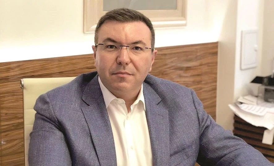 Здравният министър с подробности за новия щам Covid-19 на среднощен брифинг