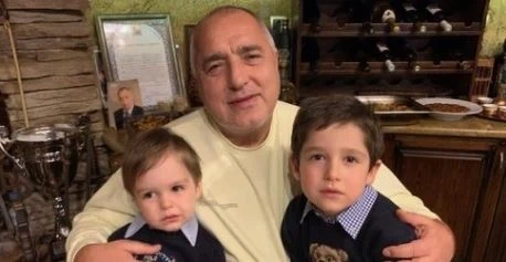 Бойко Борисов с внуците пожела: Спокойни празници на всички!