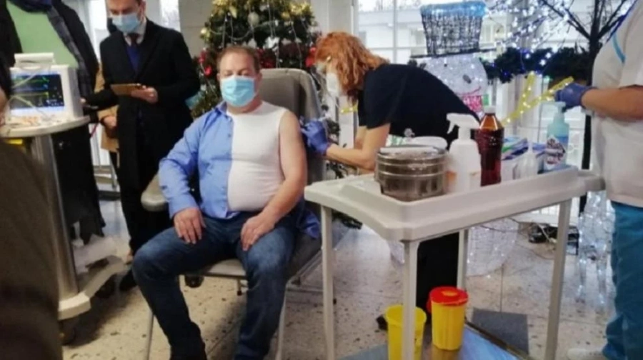 Шефът на БЛС постави началото на ваксинацията в Пловдив