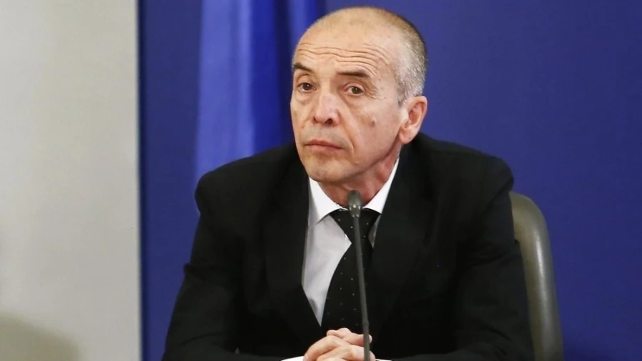 Доц. Мангъров също да се ваксинира публично, поиска премиерът