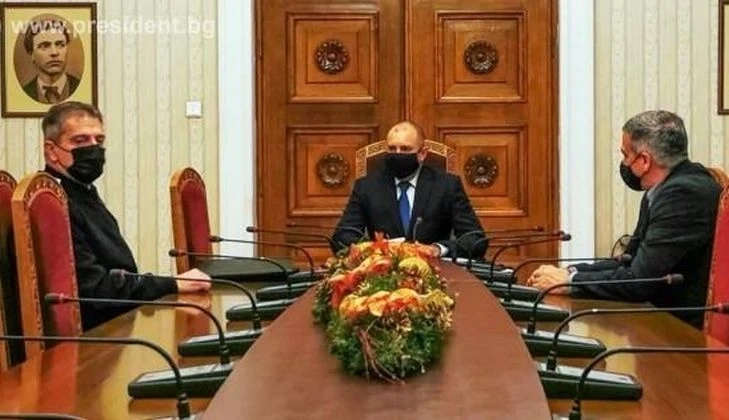 Президентът Румен Радев проведе работна среща с Началника на отбраната адмирал Емил Ефтимов