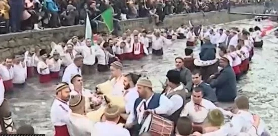 Без мъжко хоро на Богоявление в Калофер заради пандемията
