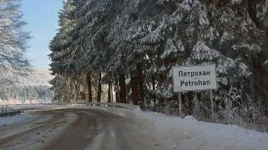 Кола се преобърна по таван в прохода Петрохан