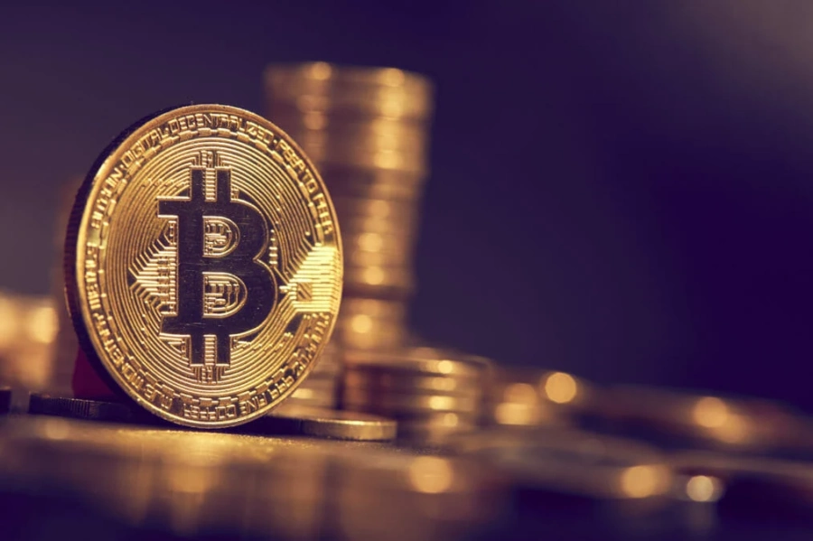 Биткойнът поевтиня с над 5 на сто след историческия максимум от над 40 000 долара