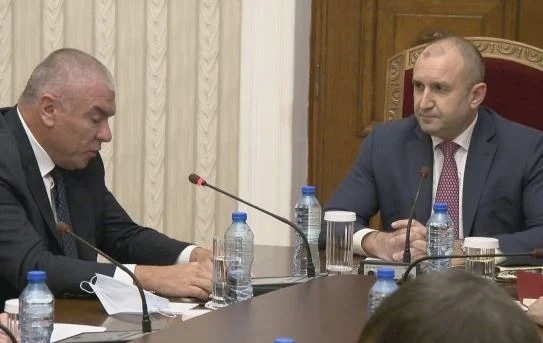 Напрежение на „Дондуков“ 2: Остри реплики между Марешки и Радев по време на консултациите