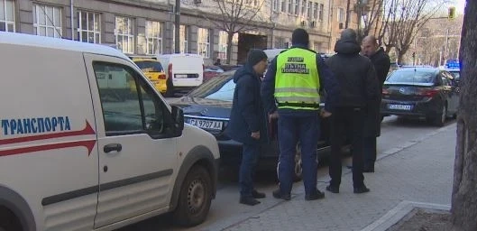 Кола на НСО удари тролей в София
