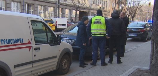 Кола на НСО удари тролей в София