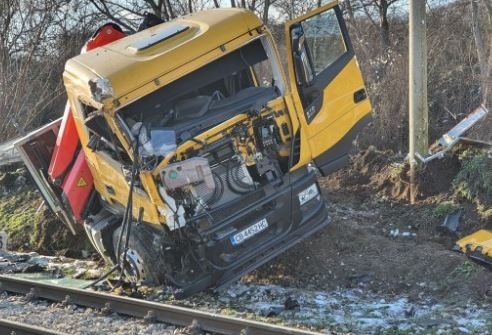 Влак удари камион на жп прелез край Мездра