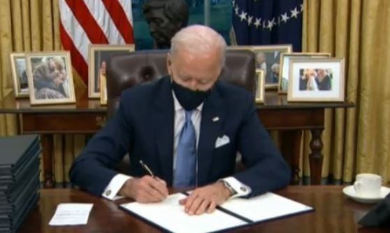 Джо Байдън подписа 15 указа в първите си часове като президент