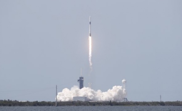 SpaceX изстреля ракета Falcon 9 със 143 спътника