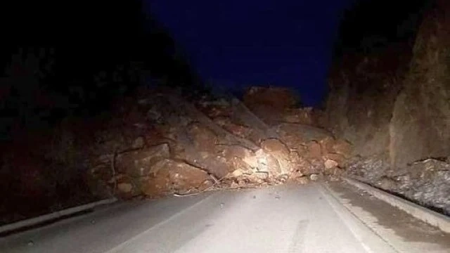 Свлачище затвори пътя през Искърското дефиле