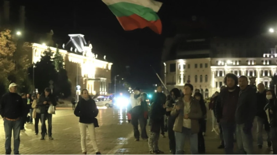 Поредна вечер на антиправителствен протест пред сградата на Министерския съвет