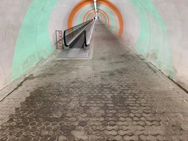 Протече пешеходен тунел на метрото