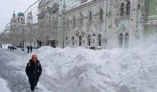 Заради силния снеговалеж: Отменени полети и препълнено летище в Москва