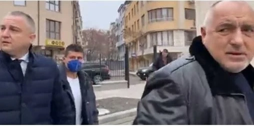 Викове оставка посрещнаха Борисов пред църквата Св. Прокопий Варненски във Варна (ВИДЕО)