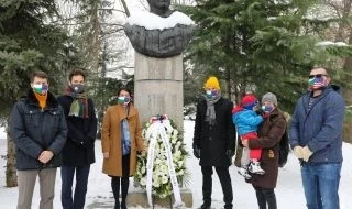 Херо Мустафа положи цветя пред паметника на Васил Левски