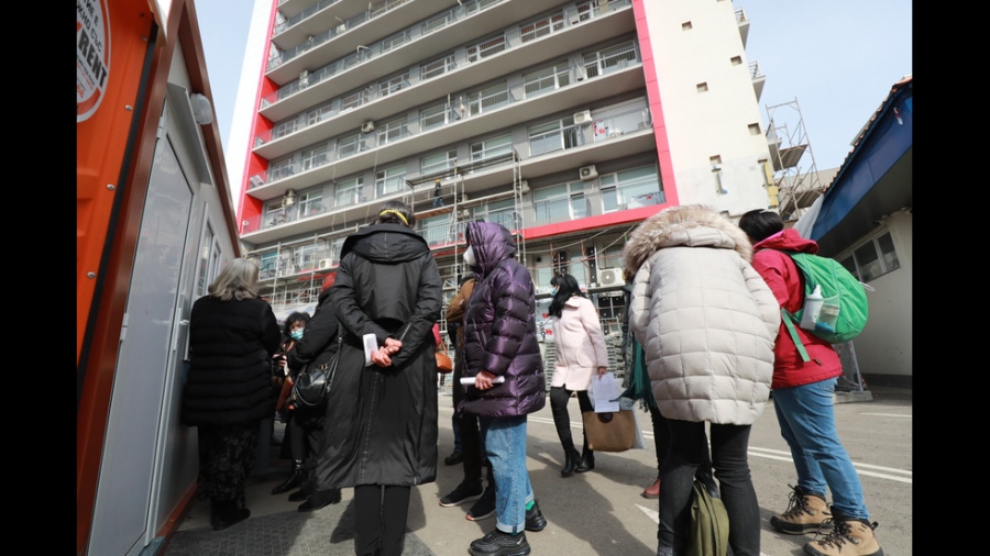 Опашка от желаещи да се ваксинират се изви пред Пирогов
