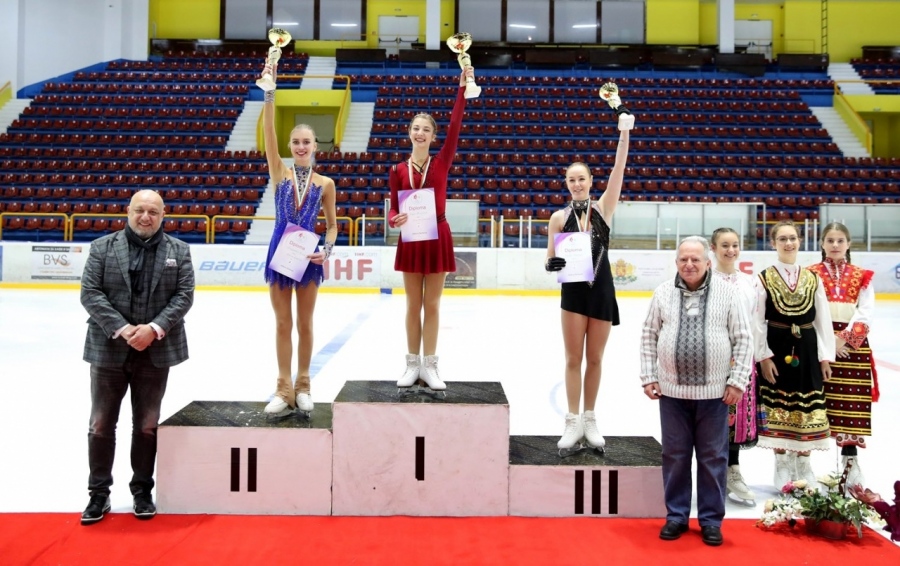 Красен Кралев награди победителите в международния конкурс по фигурно пързаляне София трофи