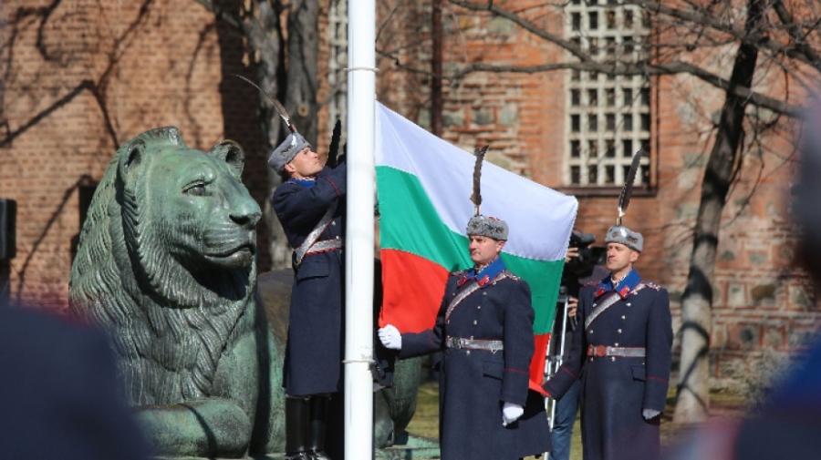 Издигане на българския флаг пред Паметника на Незнайния воин даде начало на официалните чествания на празника