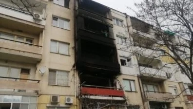 Трима души пострадаха при голям пожар в жилищен блок в Пловдив