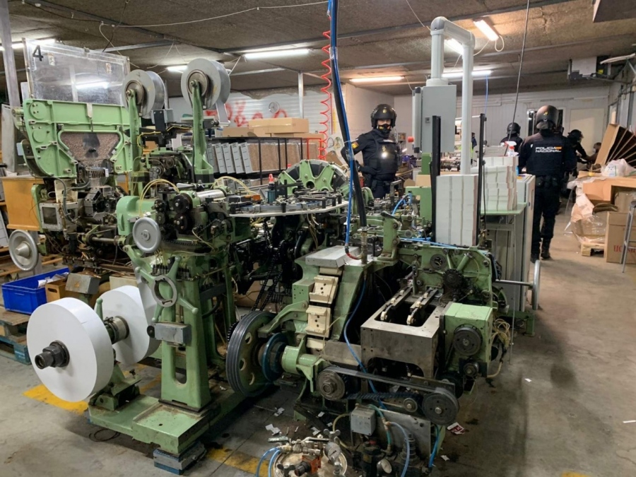 Разбиха мрежа за производство на цигари в Испания. Българин е арестуван