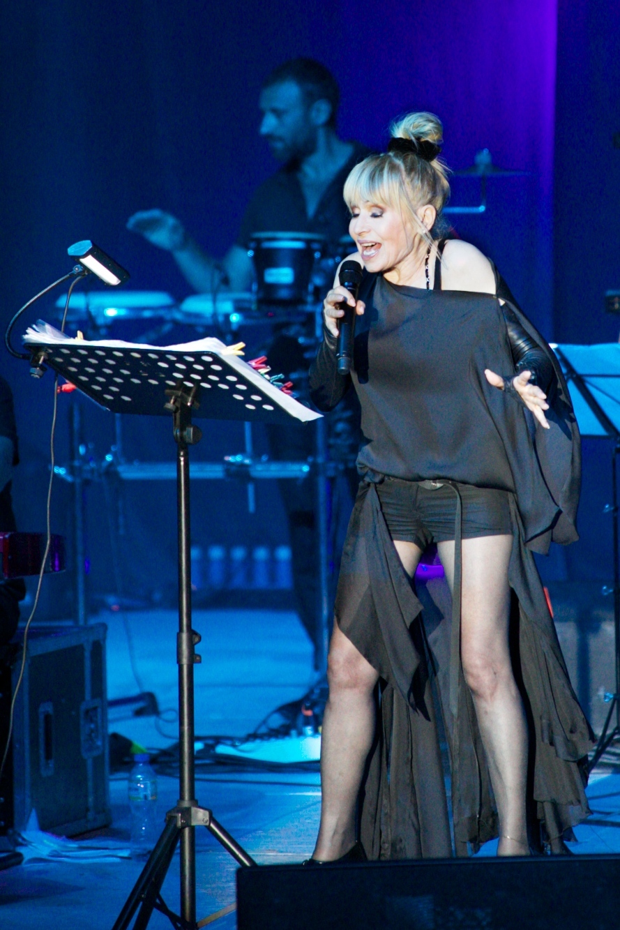 Лили Иванова подарява ботушите и якетата си на фенове