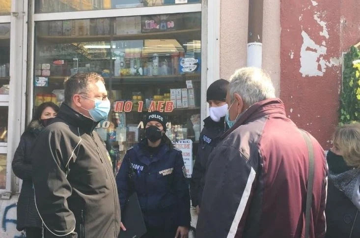 Полицаи дебнат за спазване на мерките из пазарите в София