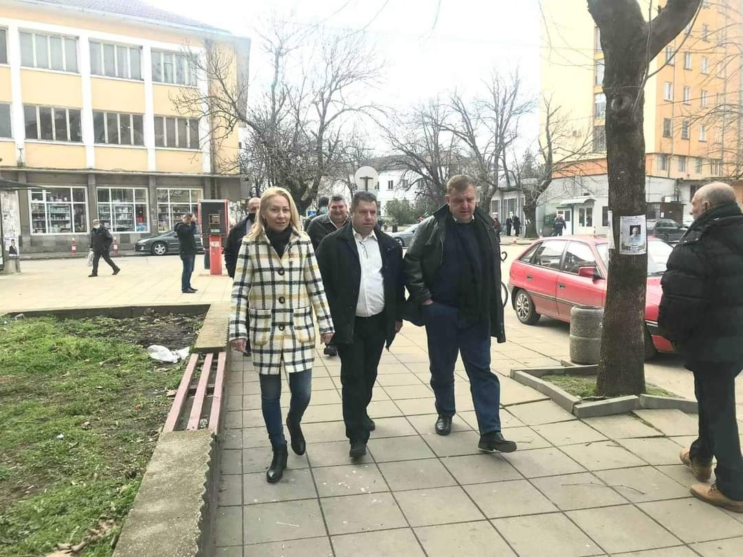 Днес сме в град Левски област Плевен Хората ни поздравяват