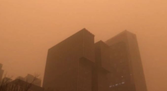 Най силната от десетилетие пясъчна буря връхлетя Пекин Китайската столица беше покрита