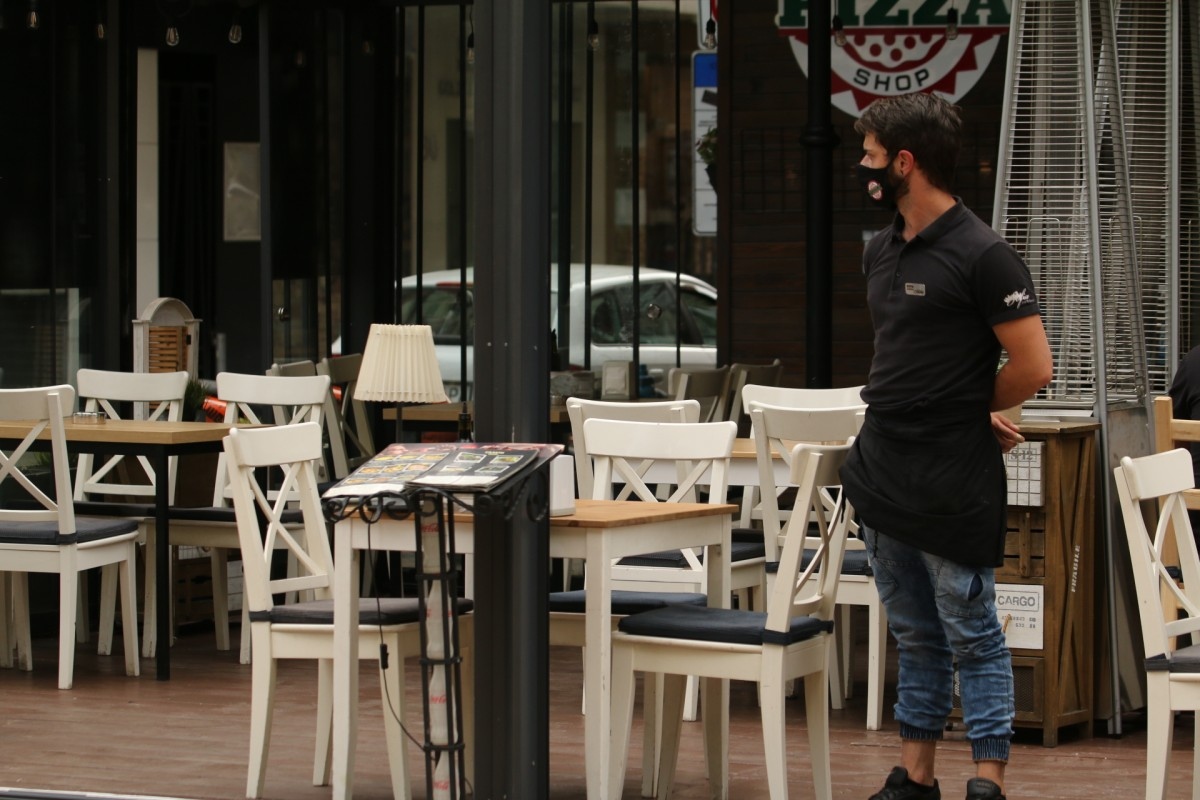 Обсъжданите нови мерки срещу пандемията от коронавирус са посрещнати на нож от